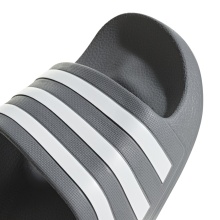 adidas Adilette Aqua 3-Streifen (Cloudfoam Fußbett, vorgeformter EVA-Riemen) grau/weiss Badeschuhe Damen/Herren